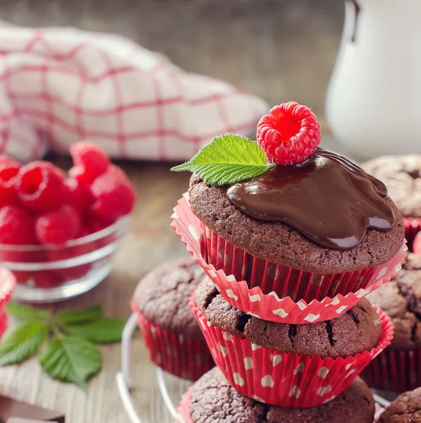 Brown chocolate muffins with raspberries square vintage image — Stock Photo, Image