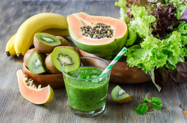 Green smoothie with kiwi, papaya and salad leaves — Stock Photo, Image