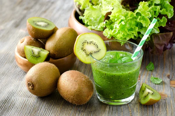 Smoothie verde com kiwi e folhas de salada — Fotografia de Stock