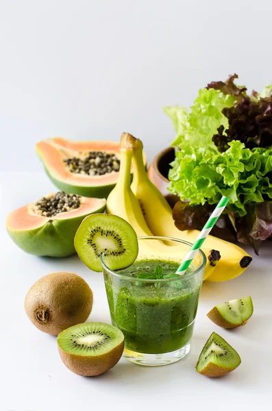 Green tropical smoothie with kiwi, papaya and salad leaves — Stock fotografie