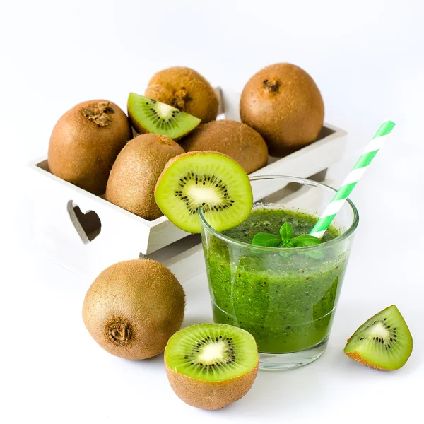 Grüner Smoothie mit kiwi-weißem Kopierraum Hintergrund quadratisch imag — Stockfoto