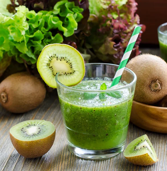 Batido verde con kiwi, plátanos y hojas de ensalada — Foto de Stock