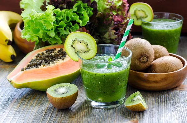 Green tropical smoothie with kiwi, papaya and salad leaves — Stock Photo, Image