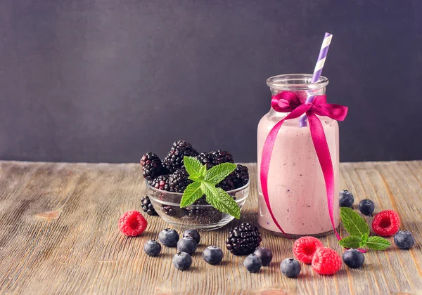 Vitamin smoothie with berries,  on wooden dark copy space  backg — Zdjęcie stockowe