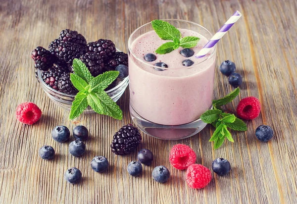 Vitamin smoothie with berries,  vintage rustic background — Zdjęcie stockowe
