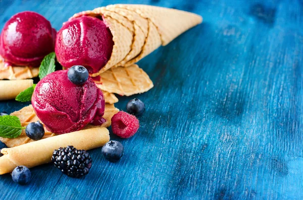Red ice cream with berries, sorbet copy space background — Stockfoto