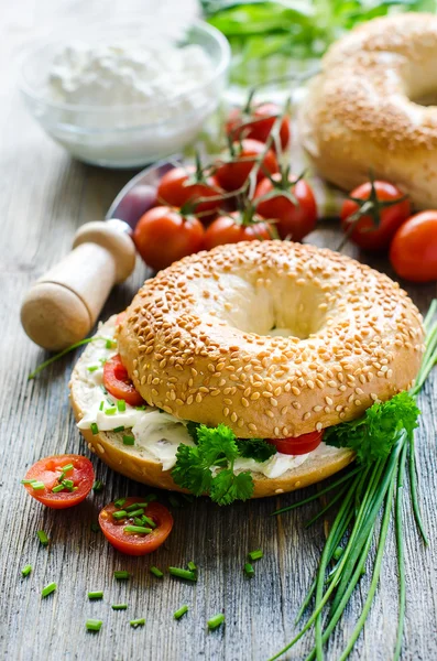 Bagels wtih cream cheese, tomate e cebolinha para lanche saudável — Fotografia de Stock