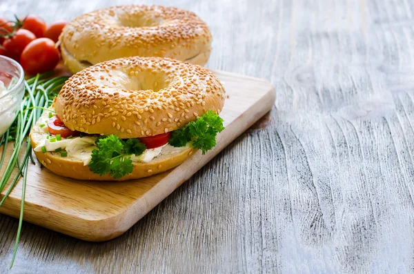 Bagels wtih cream cheese, tomate e cebolinha para lanche saudável — Fotografia de Stock