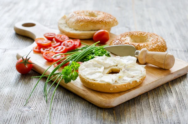 Krem peynir, domates ve Frenk soğanı sağlıklı snack için simit — Stok fotoğraf