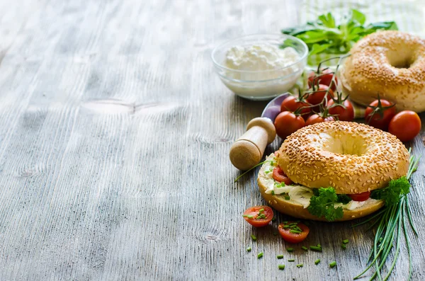 Krem peynir, domates ve Frenk soğanı sağlıklı snack için simit — Stok fotoğraf