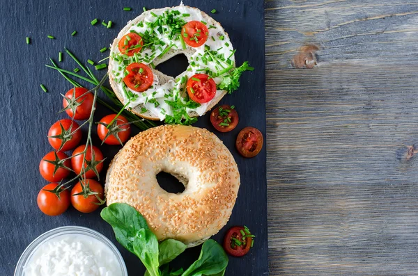 Bagels wtih cream cheese, tomate e cebolinha para lanche saudável — Fotografia de Stock