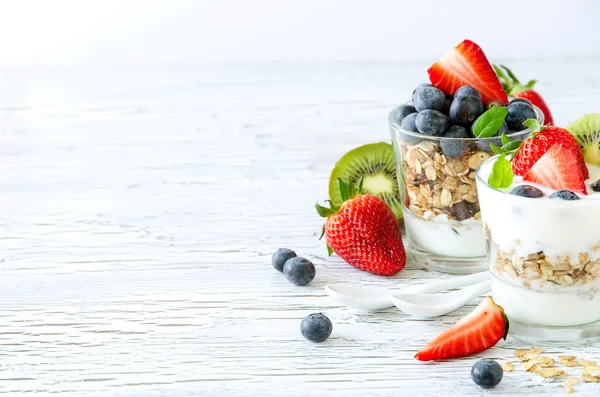 Healthy breakfast with muesli in glass, fresh berries and yogurt — Stock Fotó