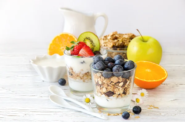 Café da manhã saudável com muesli em vidro, frutas frescas e iogurte — Fotografia de Stock
