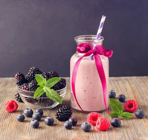 Batido de vitaminas con bayas, comida dulce saludable de verano Fotos de stock libres de derechos