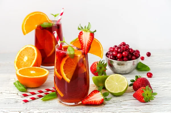 Refreshing summer drink sangria with fruits and berries — ストック写真