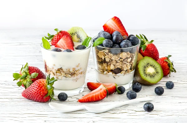 Healthy breakfast with muesli in glass, fresh berries and yogurt — Stock fotografie