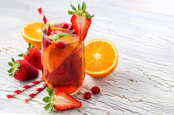 Refrescante bebida de verano sangría con frutas y bayas —  Fotos de Stock