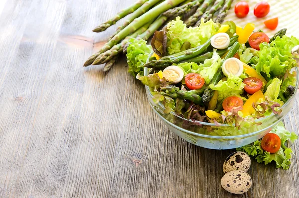 Ensalada de mezcla fresca con espárragos verdes y huevos para una merienda saludable —  Fotos de Stock