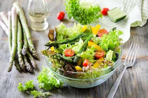 Salada de mistura fresca com espargos verdes para lanche saudável — Fotografia de Stock