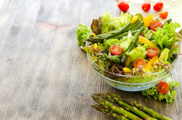 Fresh mix salad with green asparagus for healthy snack — Stock Fotó