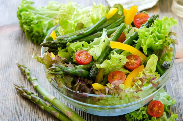 Fresh mixed salad with green asparagus for healthy snack — Stok fotoğraf