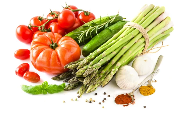 Verduras frescas aisladas en blanco copia espacio horizonte de fondo —  Fotos de Stock