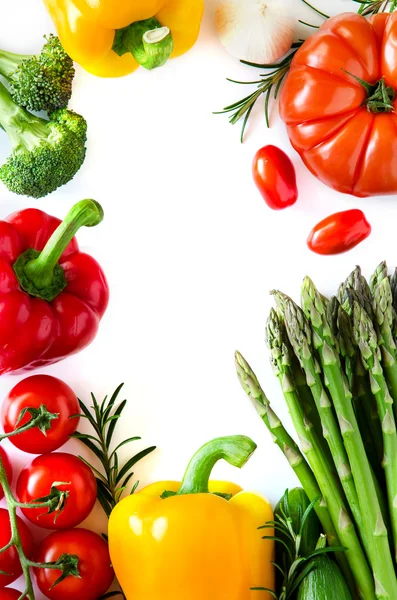 Verduras frescas aisladas en blanco copia espacio fondo vertical —  Fotos de Stock