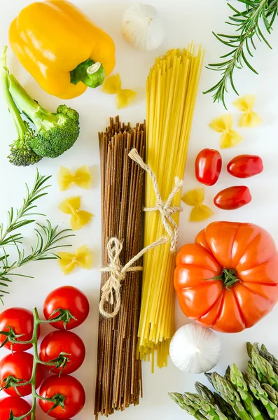 Фон приготовления ингредиентов с макаронами и овощами — стоковое фото