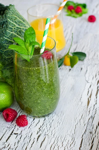 Fresh green smoothie and orange juice for healthy snack white ba — 图库照片