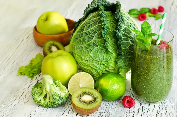Green smoothie with lime, kiwi, savoy cabbage and broccoli