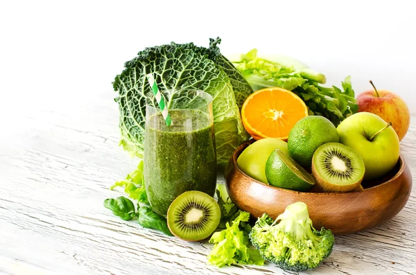 Green smoothie with fruits and vegetables copy space background — Stok fotoğraf