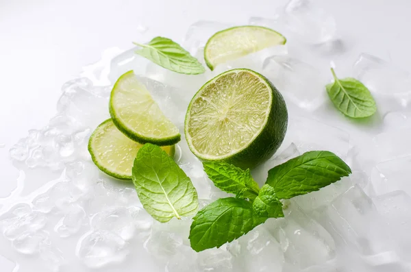 Lima con cubitos de hielo y menta — Foto de Stock