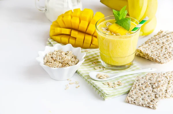 Gelber Smoothie mit Mango und Knäckebrot gesundes Frühstück — Stockfoto