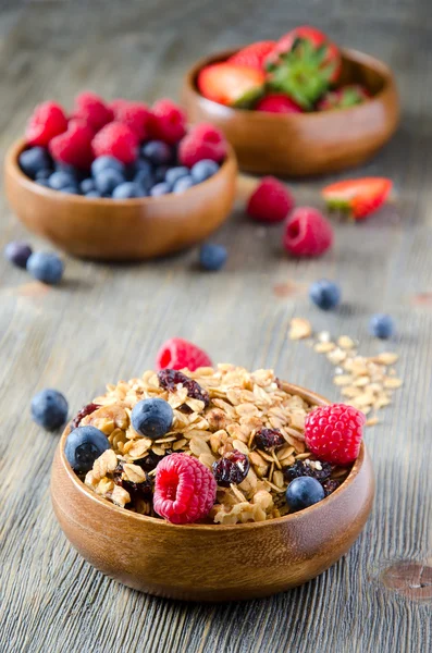 Café da manhã fresco e saudável com granola e bagas, backgro de madeira — Fotografia de Stock