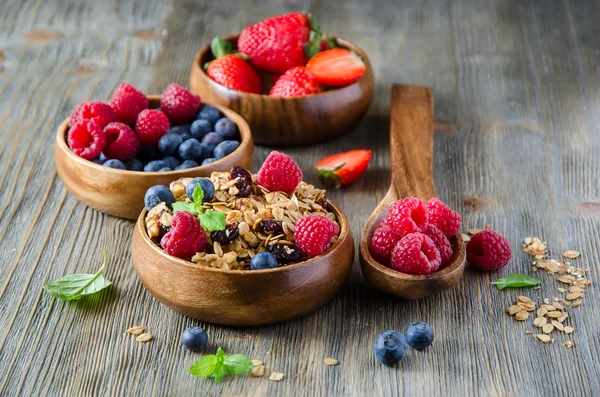 Свежий здоровый завтрак с мюсли и ягодами, деревянный бэкгро — стоковое фото
