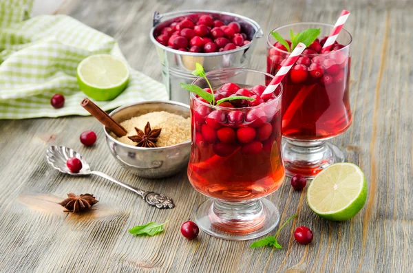 Cocktail de cranberry com bagas e especiarias — Fotografia de Stock