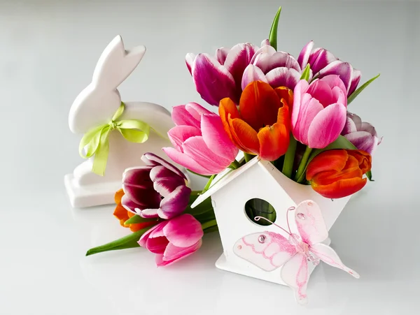 Happy easter festive spring composition with flowers copy space — Stockfoto