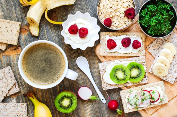 Café da manhã saudável com pão crocante, bagas, iogurte e agrião — Fotografia de Stock