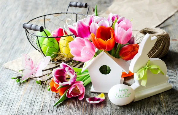 Pascua vintage festiva composición de primavera con flores y baske —  Fotos de Stock