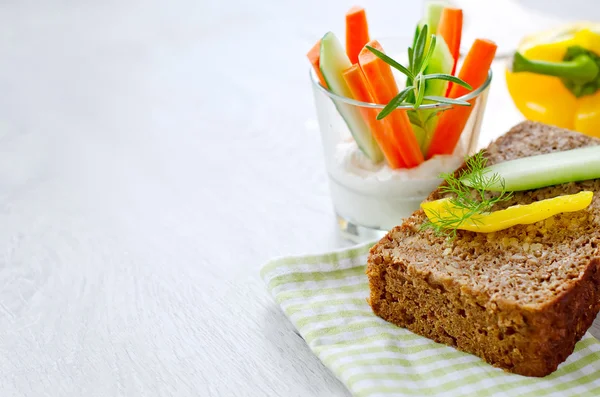 Whole-grain rye bread with vegetables and cottage healthy snack — Stock Fotó