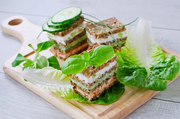 Rye granary bread sandwich with curd and salad leaves — Stock Fotó