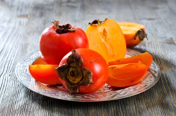 Frutas de caqui en plato —  Fotos de Stock