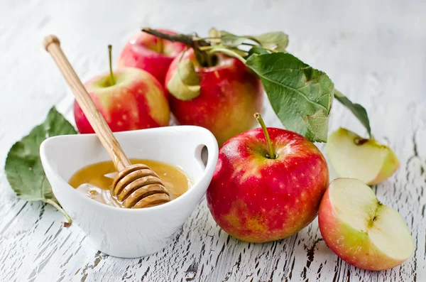 Свежие красные яблоки с медом — стоковое фото