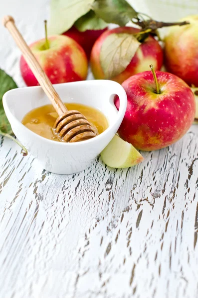 Manzanas rojas frescas con miel — Foto de Stock
