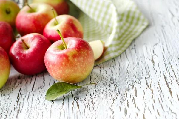 Pommes juteuses fraîches rouges du jardin espace de copie de fond en bois — Photo