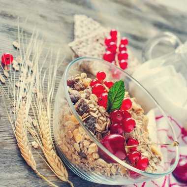 Müsli, taze meyveler, crispbread ve whe sağlıklı kahvaltı