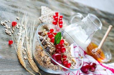 Sağlıklı kahvaltı ile müsli, taze meyveler, crispbread, tatlım 