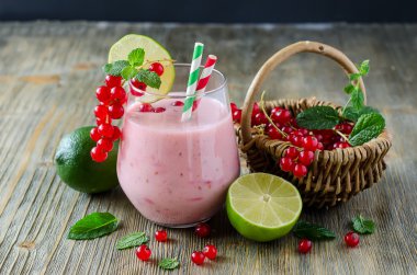 Frenk üzümü çilek ve kireç ile sağlıklı güler yüzlü içki