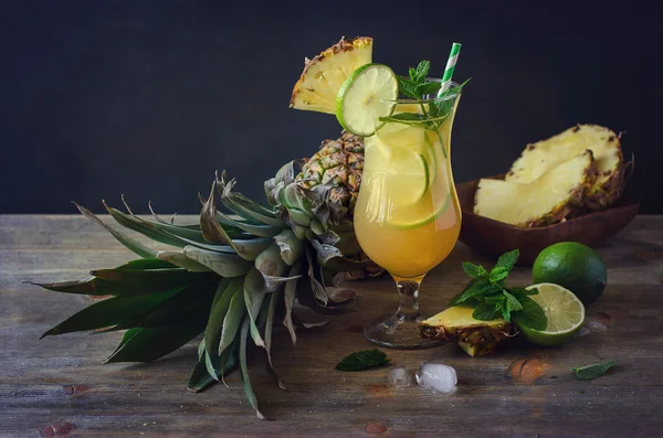 Refrescante bebida cocktail de maçã de pinheiro com limão, hortelã e i — Fotografia de Stock