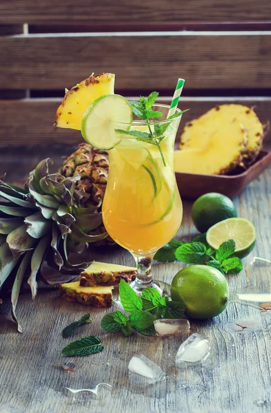 Çam elma kokteyl içki limon, nane ve ferahlatıcı soğuk